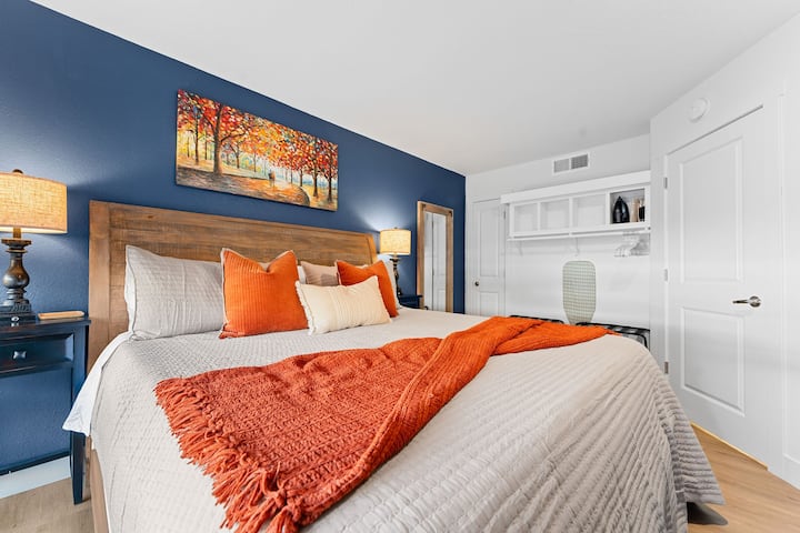 Დაისვენეთ ამ მყუდრო, კეთილმოწყობილ ოთახში, რომელშიც კომფორტული თეთრეული და გემოვნებიანი დეკორია, რომ თავი ისე იგრძნოთ, როგორც საკუთარ სახლში.