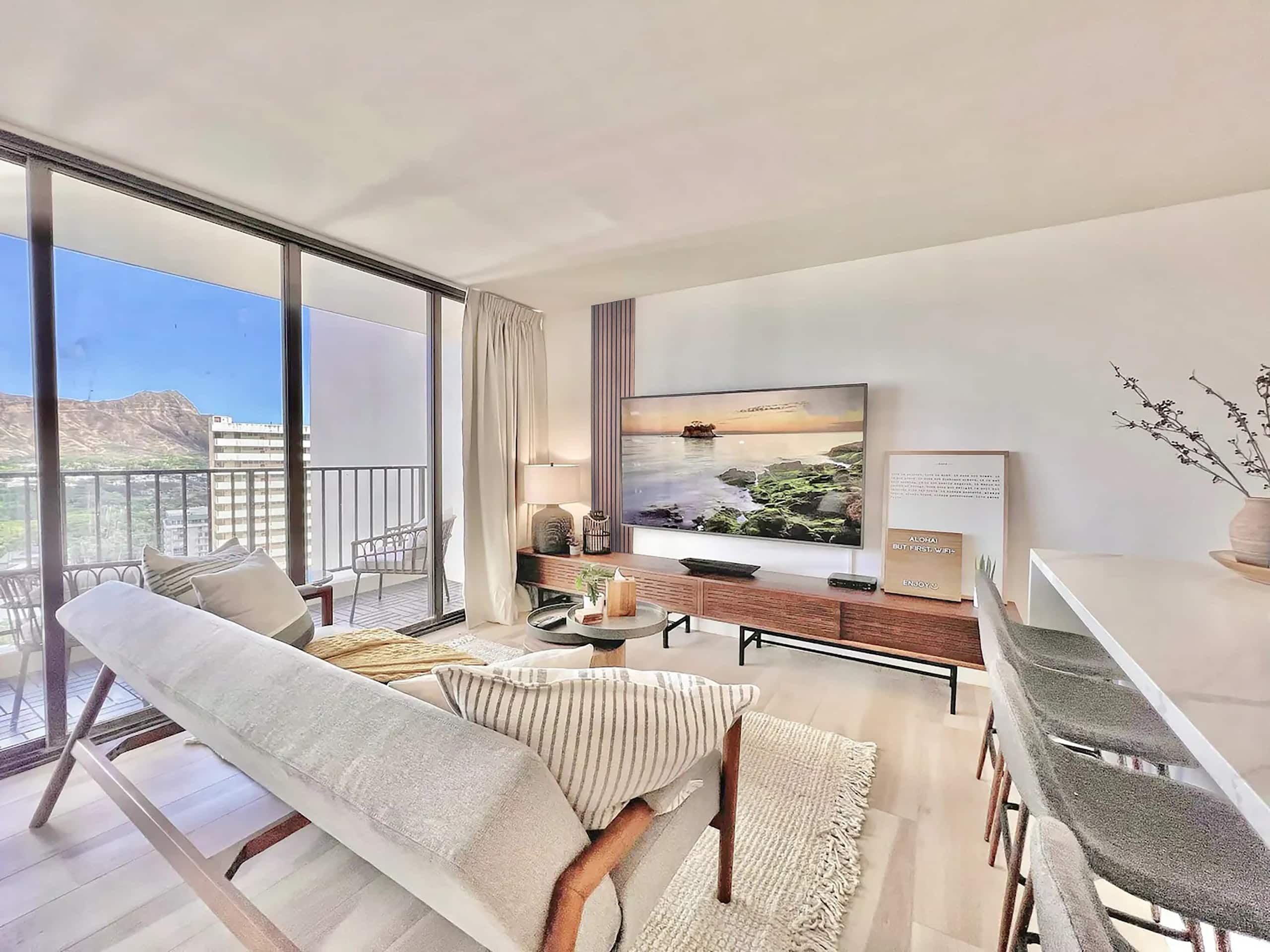NEW Waikiki Banyan Ocean and Diamond Head View - Image 11