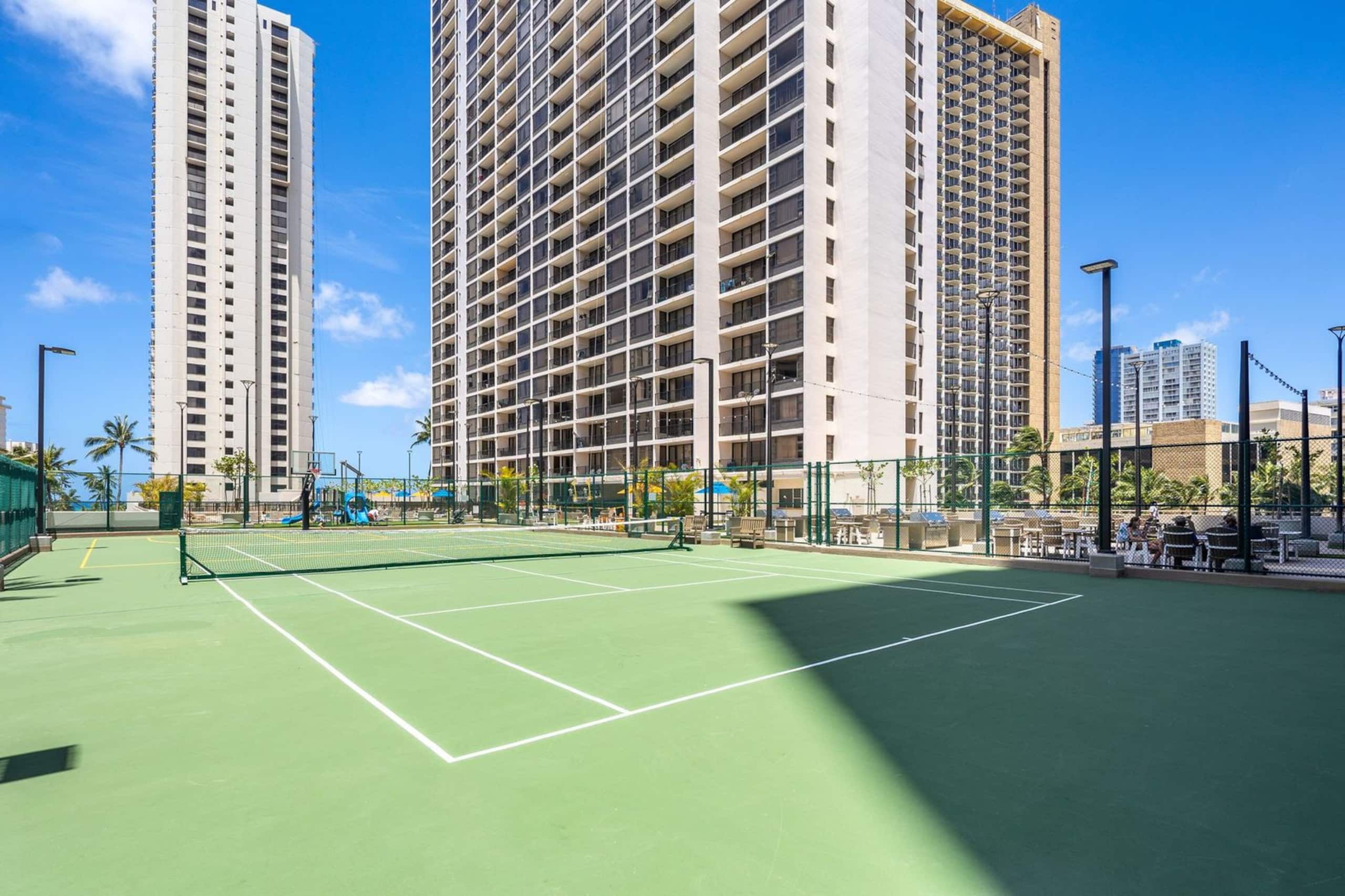 NEW Waikiki Banyan Ocean and Diamond Head View - Image 32