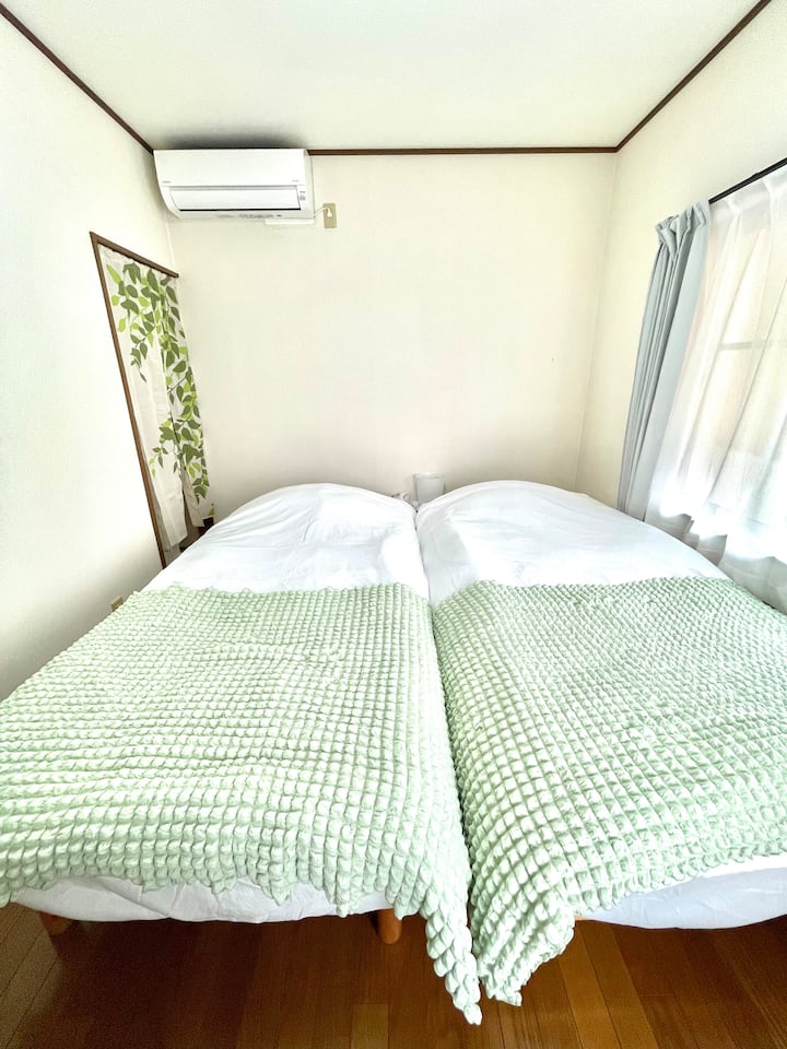 เป็นห้องนอนที่ชั้น 1เรามีเตียงเดี่ยว 2 เตียงโต๊ะข้างเตียงสายไฟต่อและราวแขวนเสื้อมีเครื่องปรับอากาศครบครันแต่ก็มีผ้าห่มให้ด้วย