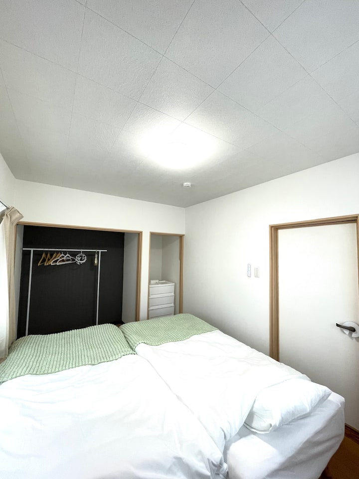 เป็นห้องนอนที่ชั้น 2เรามีเตียงเดี่ยว 2 เตียงโต๊ะข้างเตียงสายไฟต่อและราวแขวนเสื้อมีเครื่องปรับอากาศครบครันแต่ก็มีผ้าห่มให้ด้วย