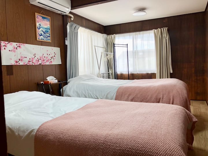 เป็นห้องนอนที่ชั้น 2เรามีเตียงเดี่ยว 2 เตียงโต๊ะข้างเตียงสายไฟต่อและราวแขวนเสื้อมีเครื่องปรับอากาศครบครันแต่ก็มีผ้าห่มให้ด้วย