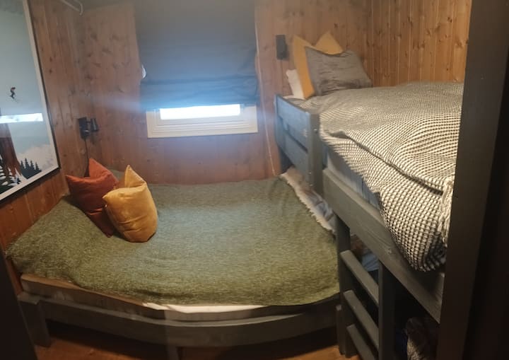 Krevet dimenzija 200 x 120 cm u prizemlju i krevet veličine 200 x 80 cm na katu. Ladice u ormaru ispod kreveta.