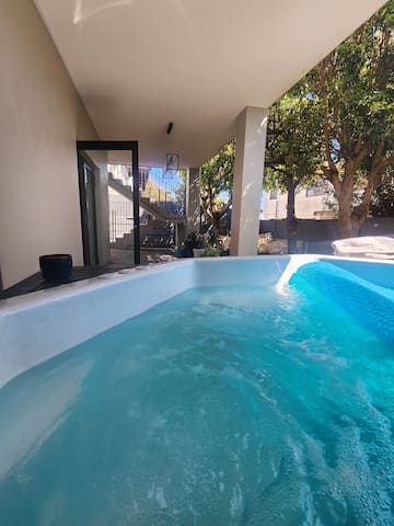 Pet Friendly Entertainer’s Hideaway