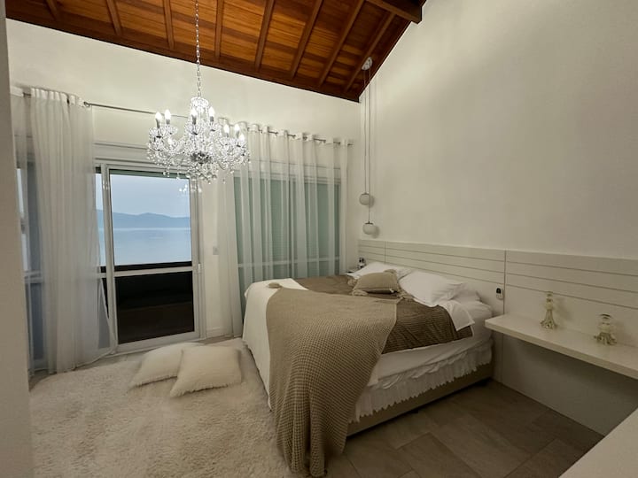 ห้องมาสเตอร์สวีทพร้อมระเบียงและวิวทะเล