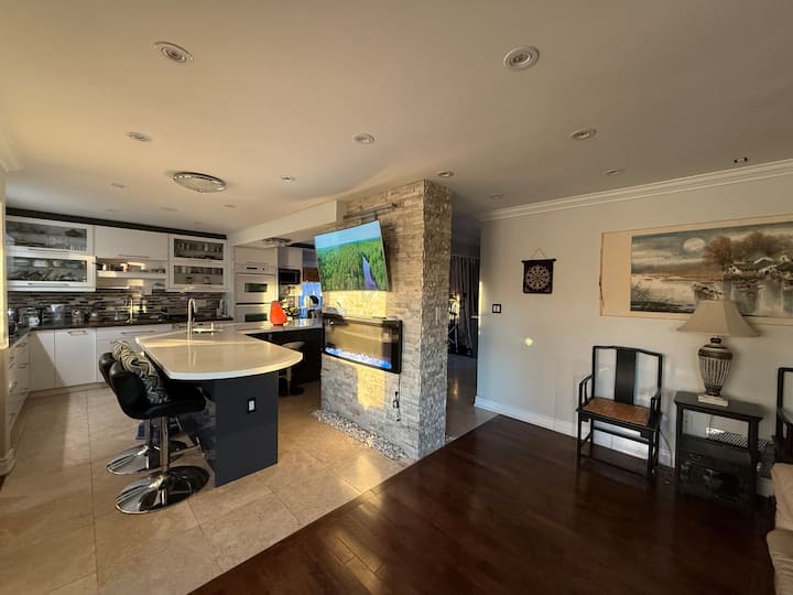 Master Bedroom With Attached Bathroom - Mississauga