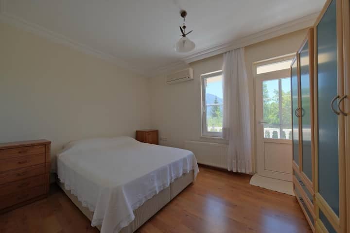 También hay un jacuzzi vertical para un amplio baño en esta planta.