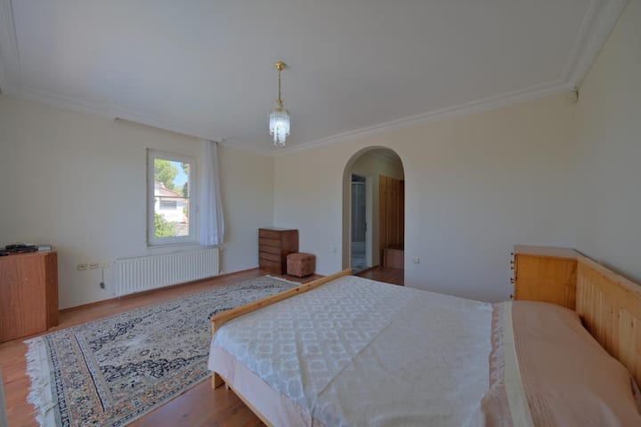 Esta habitación tiene un vestidor y un baño con jacuzzi vertical.