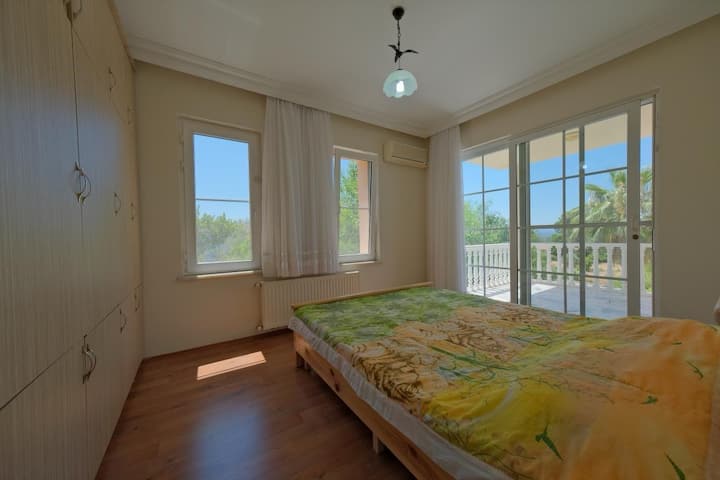 Esta habitación tiene vistas a la montaña y al lago 