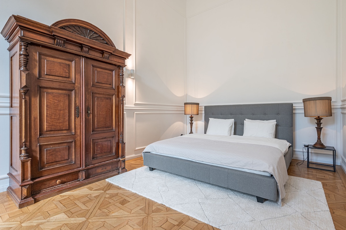 Camas y ropa de cama nuevas. 