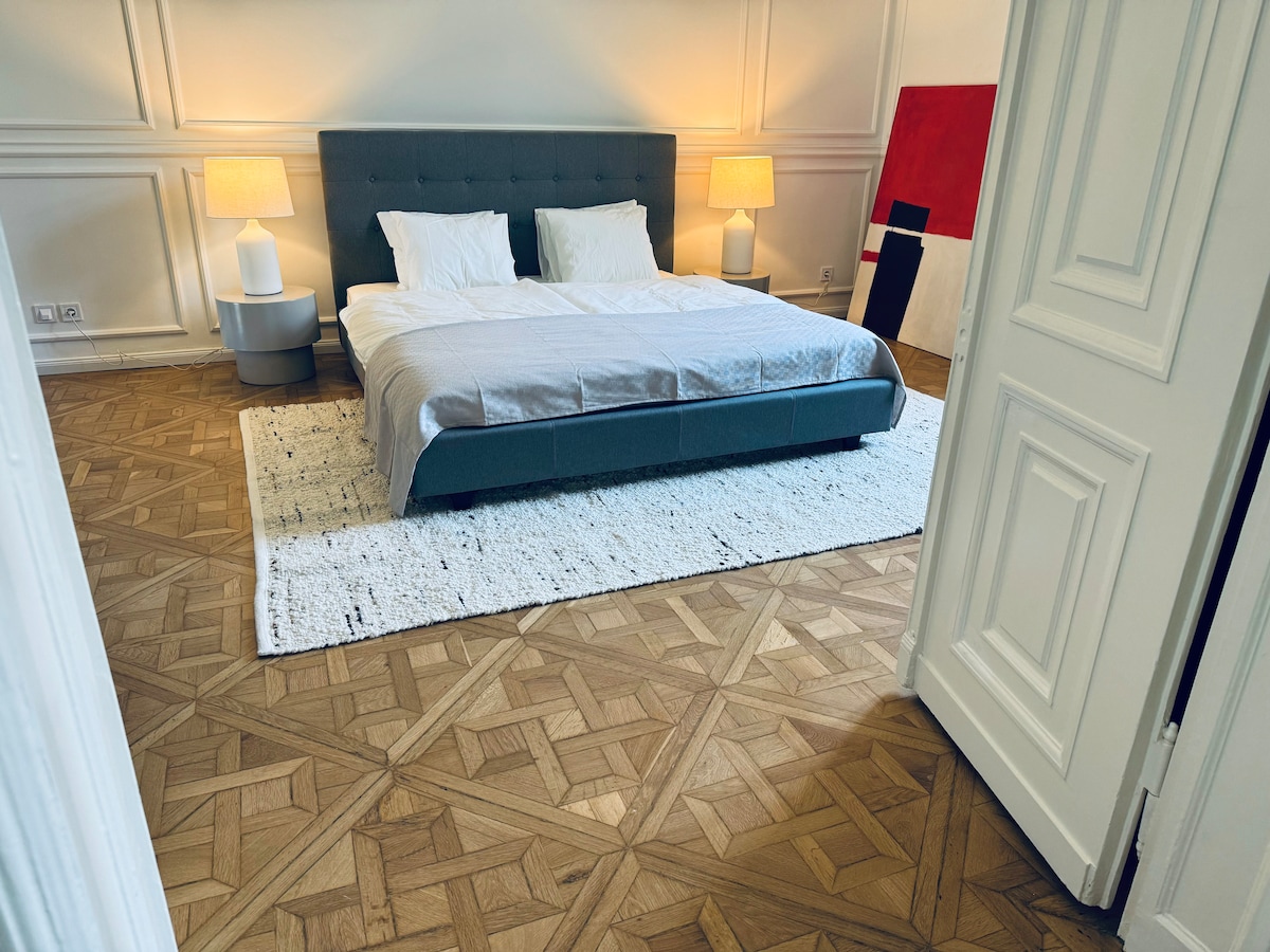 Camas nuevas y toda la ropa de cama nueva. 