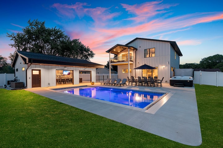 Luxury Lambeau Home w/ Pool & Spa