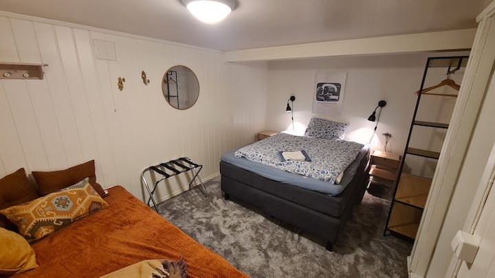 Спална соба на 1-ви кат со брачен кревет од 150 см и дополнителен кревет од 120 см