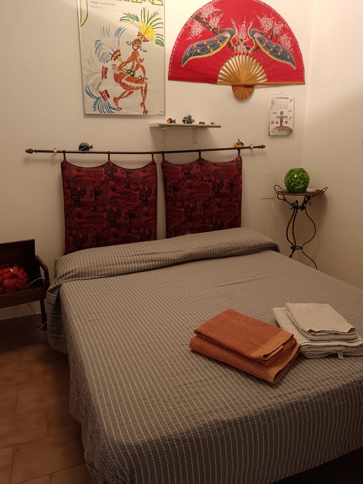 ウォールクローゼットとシューズラック付きのマスターベッドルーム