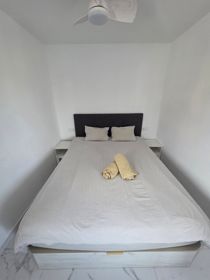 เตียงควีนไซส์ที่สะดวกสบายมาก เครื่องนอนผ้าขนหนู