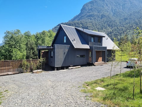 Cozy house steps away from Lake Ranco