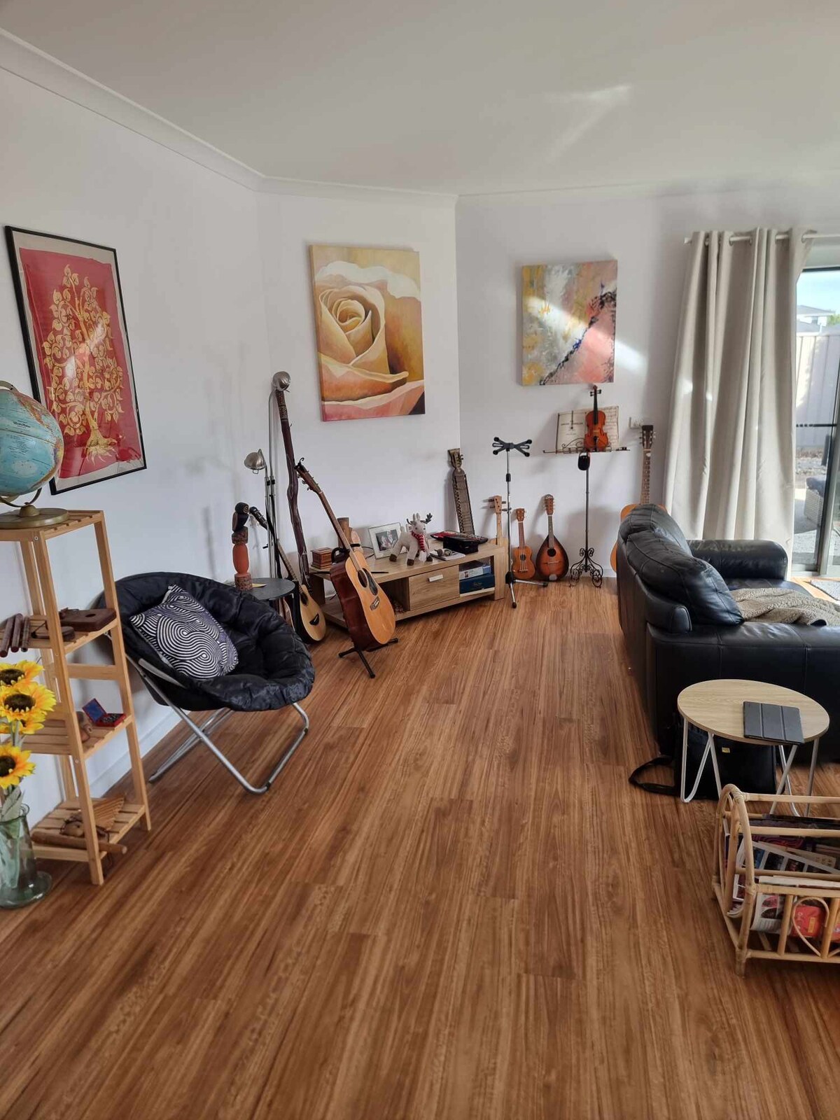 Ant's Art House One Queen Bedroom Homestay - Avenel