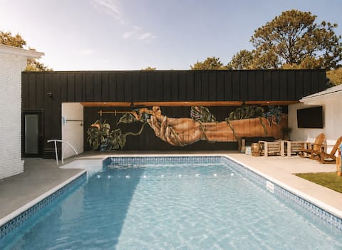 North End Retreat | 7BR | Pool 2 Acres | Sleeps 15