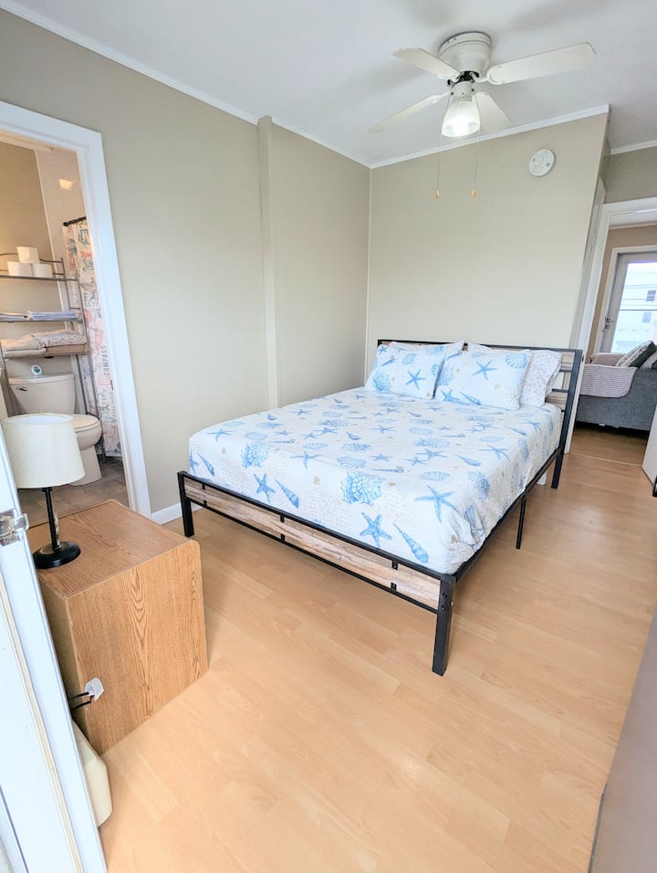 7 Mile Beach Is Across The Street.  Sleeps 3. Pets - Old Orchard Beach