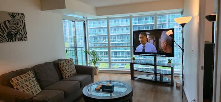 Lovely Lakeview Condo With Pool & Free Parking - Toronto