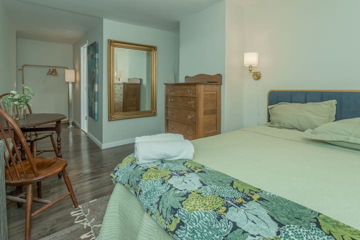Historic Warwick Inn | Elegant Room 6 Private Bath - Greenwood Lake, NY