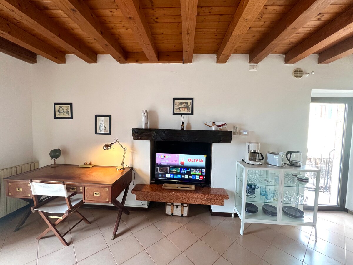 Airbnb con migliori performance: House overlooking the historic harbor a Lazise