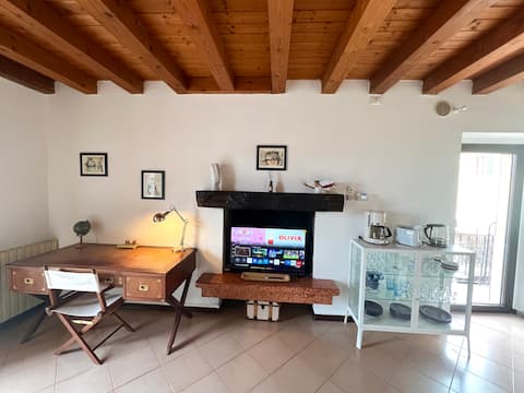 Airbnb con migliori performance: House overlooking the historic harbor a Lazise