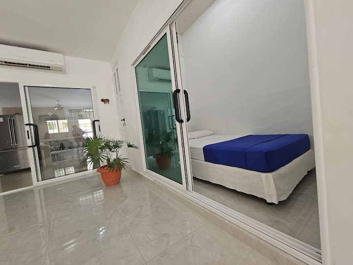 Recamara me ngrohje me një krevat dopio "queen" 