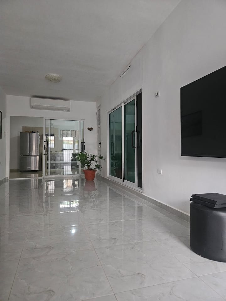 Dhoma e ndenjjes së shtëpisë me televizor inteligjent 65 inç me ngrohje