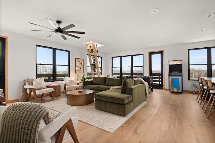 Steamy Dreams Penthouse | 9 min to BRDWY!