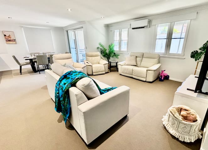 Spacious 2BR City next Harbour – Balcony & Parking