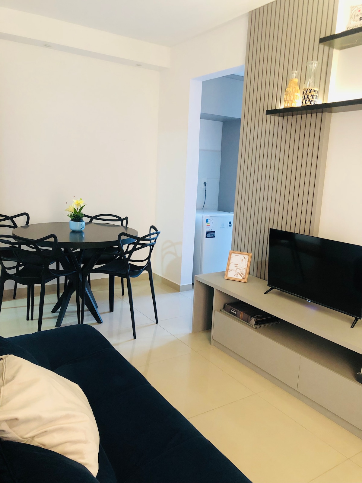 Kamer met tv met toegang tot balkon, netwerk en comfortabele slaapbank