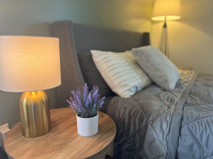 מיטת קווין. שידת לילה עם USB. שקע עם USB ו - USB - C. 