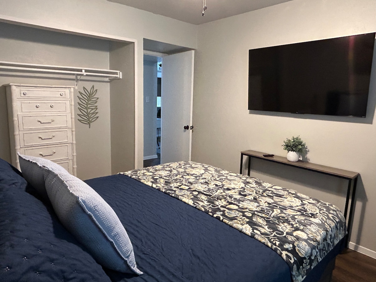 Секундарна спална соба со брачен кревет (широк 150-179 см) и паметен телевизор.