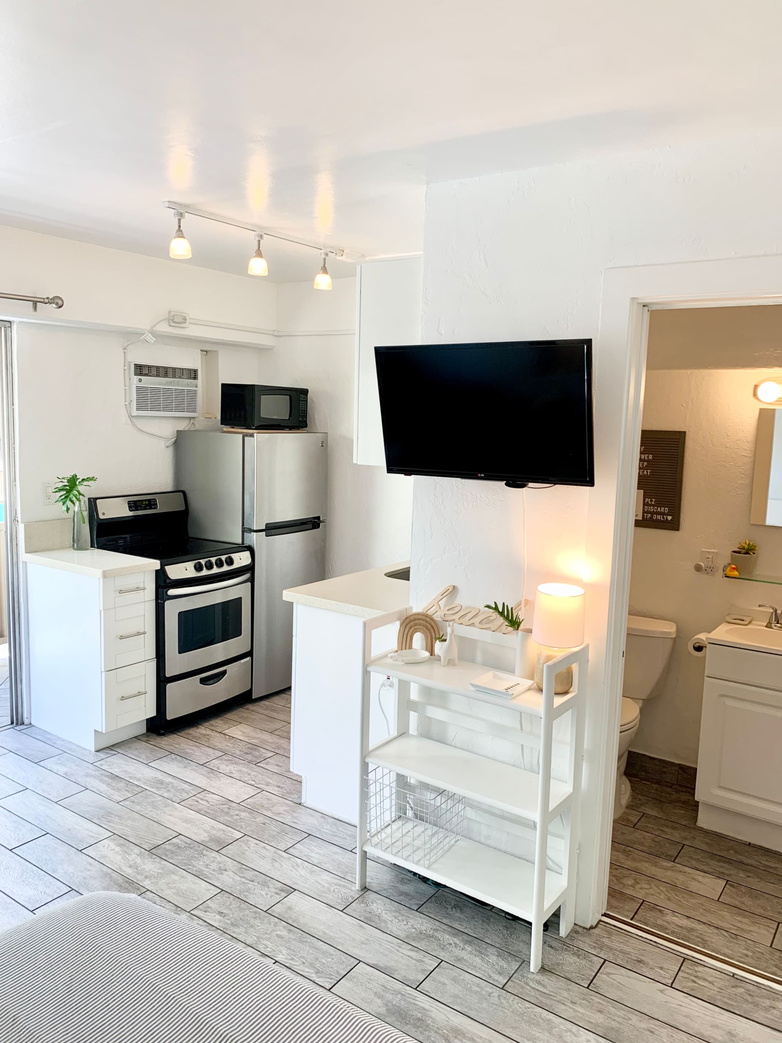 Condo in Honolulu · ★4.94 · Studio · 1 bed · 1 bath - Image 7