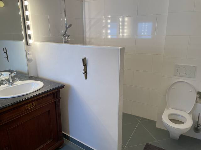 Quiet apartment close to center gallery image 5