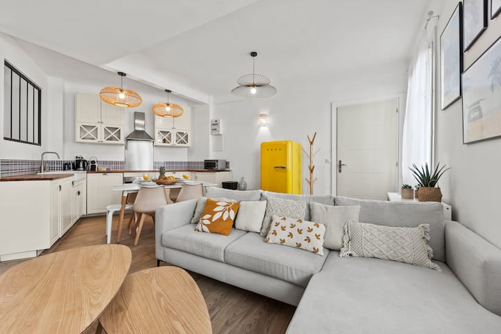 Veľmi moderná, svetlá obývacia izba, žltý nádych!
Pre vaše aperitív a chvíle oddychu
Vybavené televízorom, Wi-Fi pripojením, prístupom na Netflix, pohodlnou a sivou pohovkou.
Pri otvorení okna budete mať to potešenie z pozorovania nádherného výhľadu.