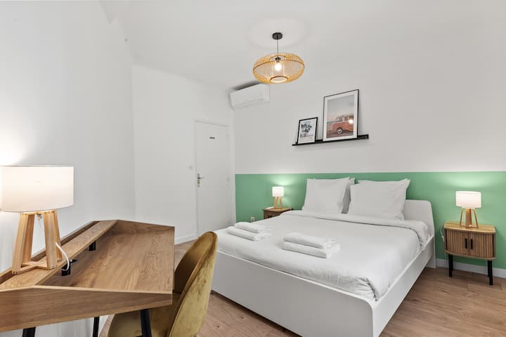 Pokojná a rafinovaná zelená izba!

S posteľou 160 x 200 osôb sľubujete pokojnú noc.  Posteľná bielizeň je vyrobená z bavlny a je 100% biela.
Všetko je navrhnuté tak, aby ste sa v tomto príjemnom priestore cítili ako doma.