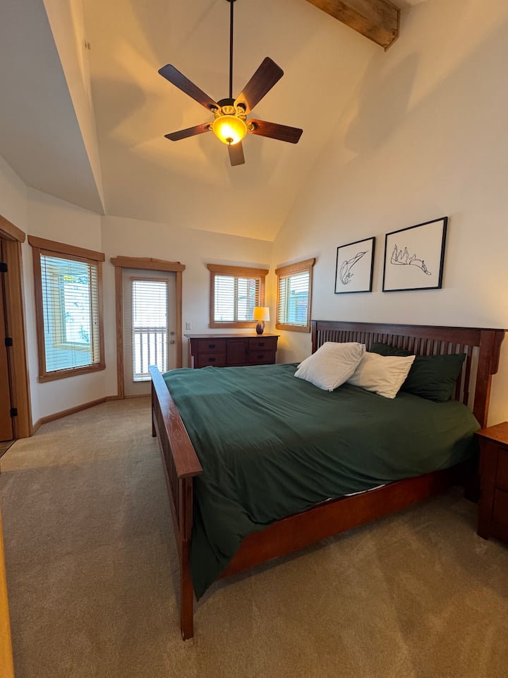 Оваа спална соба има брачен кревет со сопствена бања и балкон со прекрасен поглед на планината