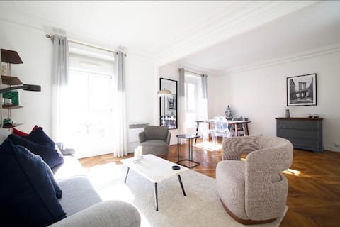 Popular Airbnb listing: Quiet apartment Levallois 10 minutes from Saint Lazare in Levallois Perret