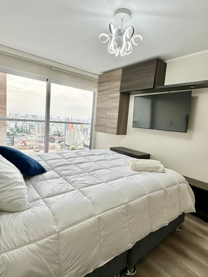 Bračni krevet (160x200) s TV-om, ormarom i balkonom