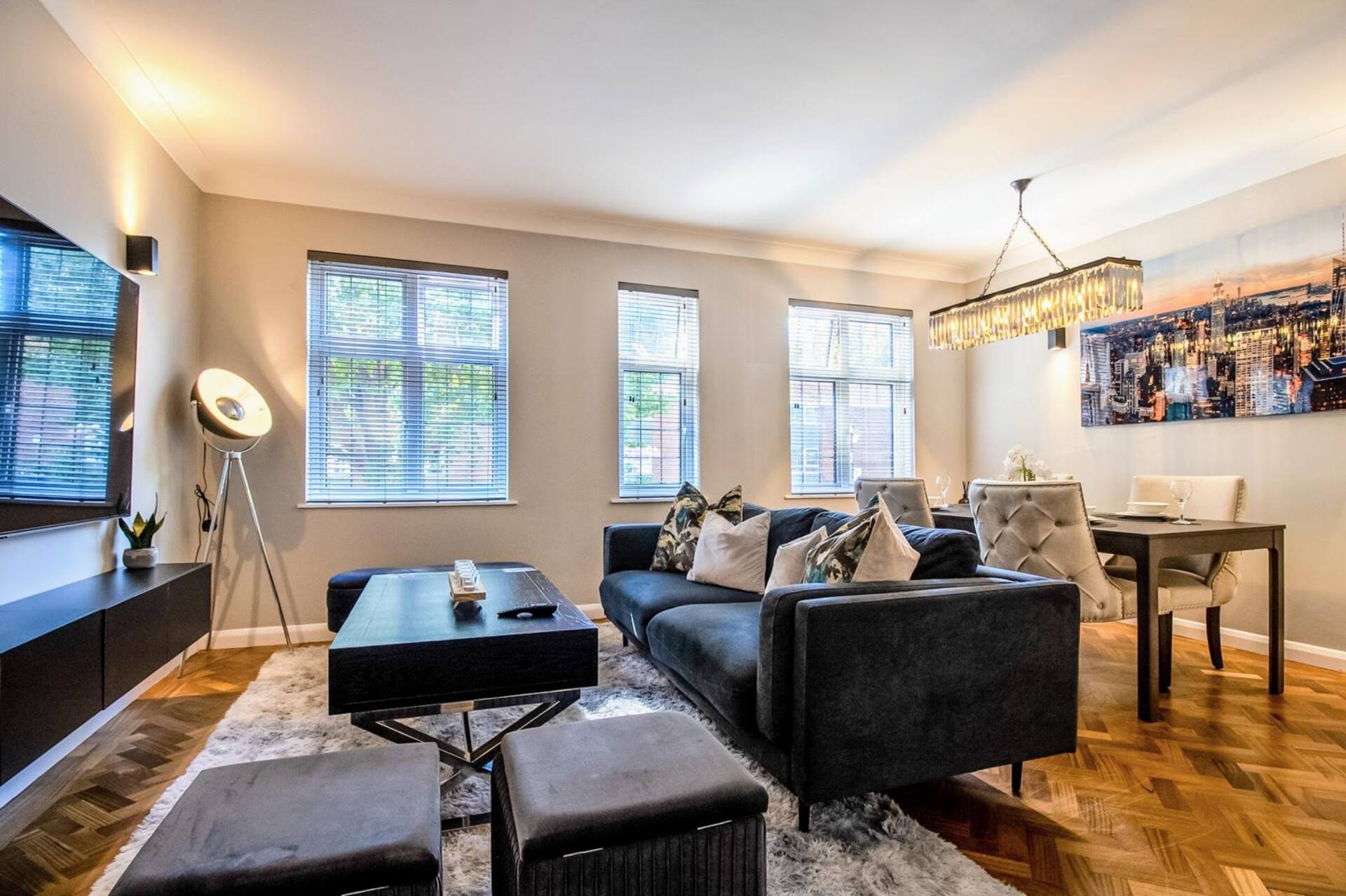 Elegant Moor Park Home with Golf Club & London City Center Access