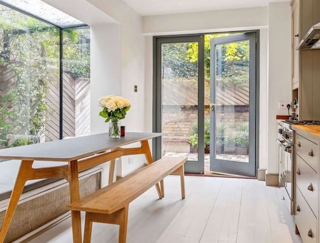 * 4-bed Family Home in Stoke Newington *