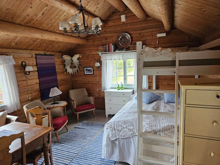 Slaapkamer 2 bevindt zich in een ander houten huisje dan de keuken en woonkamer. Het is gelegen in Nystuggu, net over de tuin, samen met slaapkamer 3, hal en volledige badkamer. 

Hier is het ook mogelijk om op aanvraag een babybedje of campingbed/matras op de vloer toe te voegen.