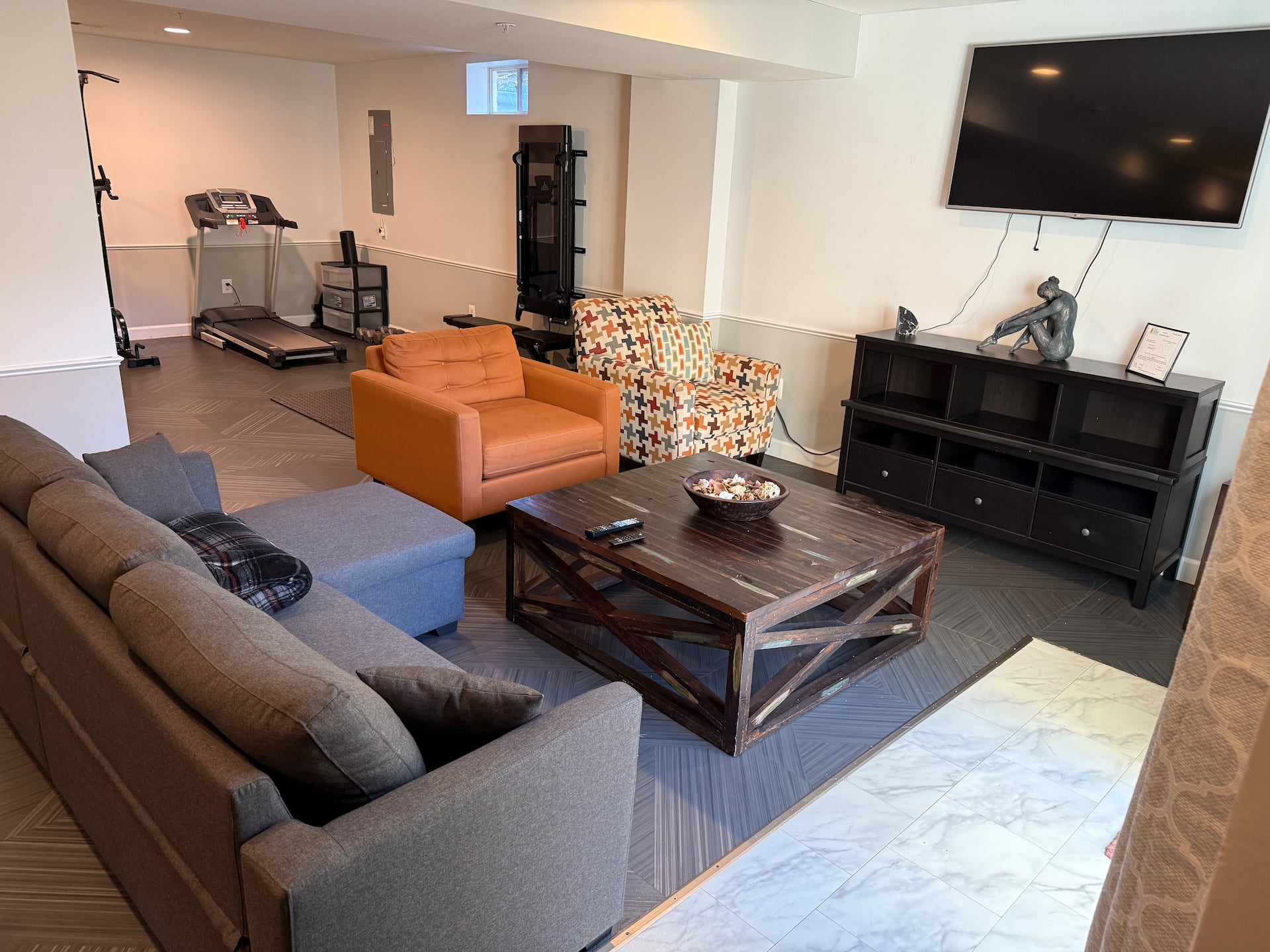 Private 1BD Basement Apartment w. Gym
