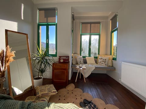 Top Airbnb: Balat | Boutique Hotel 2nd Floor 3+1 Apartment with Balcony in Istanbul