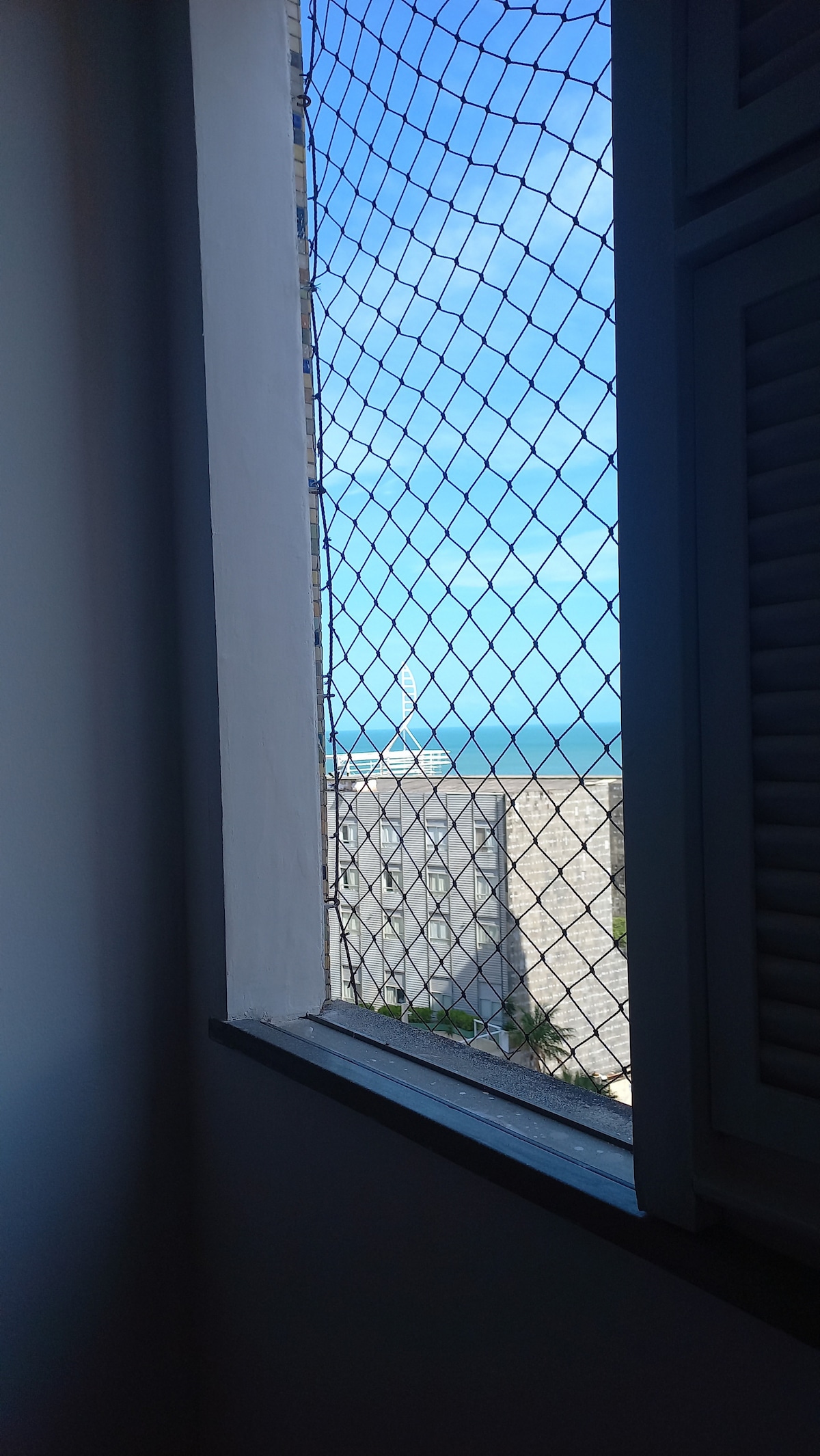 Foto do anúncio de Só Quarto com ar comvista p/o mar no Ap que moro em Beira Mar, Fortaleza