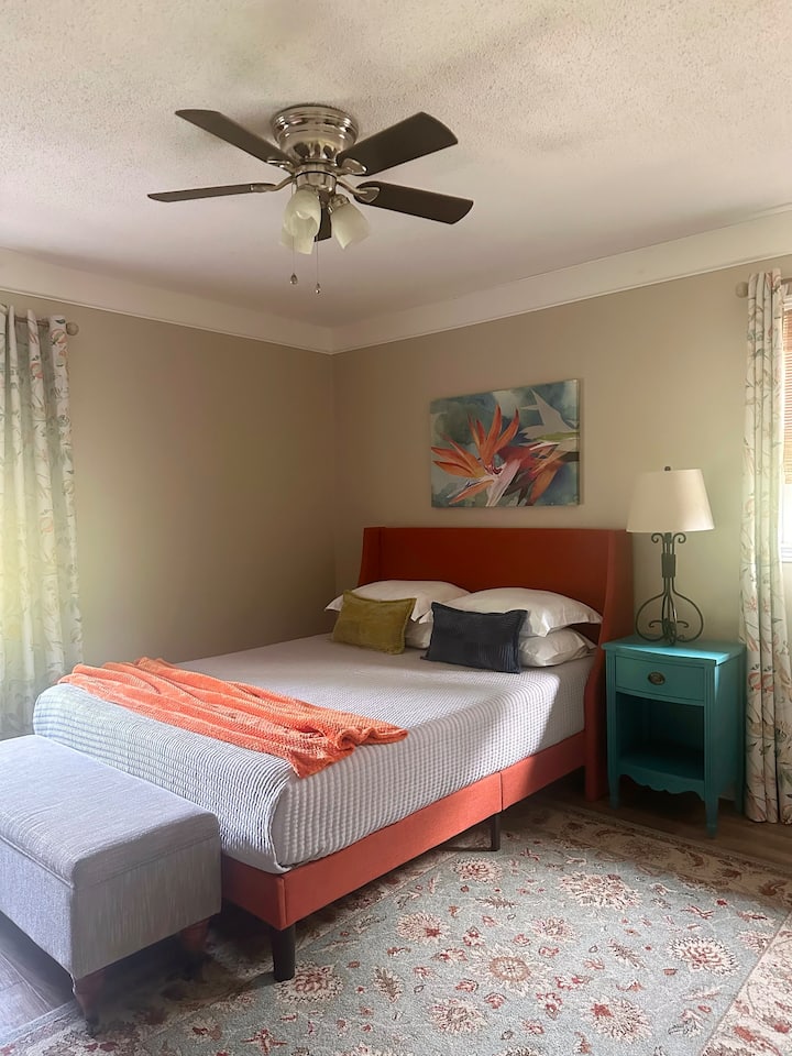 Táto spálňa sa nachádza na prízemí. Zahŕňa 50-palcový inteligentný televízor, matrac z pamäťovej peny a bavlnenú posteľnú bielizeň. Skriňa je vybavená posteľnou bielizňou navyše, vankúšmi, stojanom na batožinu, vešiakmi, žehličkou a žehliacou doskou.