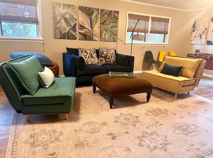 Táto bonusová izba zahŕňa 65-palcový inteligentný televízor, stolný futbal, klavír a rozkladací matrac na podlahe pre ďalší priestor na spanie. Bar je vybavený mikrovlnnou rúrou a minichladničkou. Voda, sóda a popcorn sú v cene.