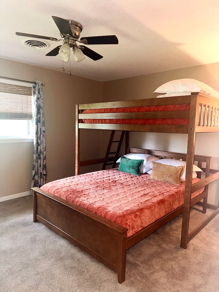 Táto spálňa je ideálna pre deti alebo rodičov s malými deťmi. Poschodová posteľ nad manželskou posteľou, pre 4 osoby. 